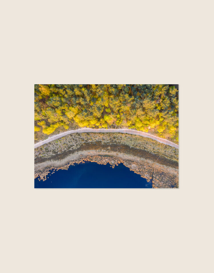 Sfeervolle poster van een prachtig en uitgestrekt Nederlands natuurlandschap, stijlvol opgehangen in een landelijk interieur.