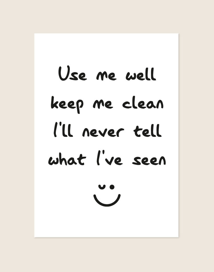 Humoristische WC Poster Never tell met de Engelse quote "Use me well keep me clean" en een knipogende smiley op een helderwitte achtergrond, sfeervol opgehangen in een ruimte.
