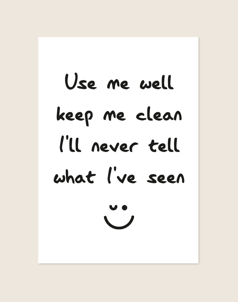 Humoristische WC Poster Never tell met de Engelse quote "Use me well keep me clean" en een knipogende smiley op een helderwitte achtergrond, sfeervol opgehangen in een ruimte.