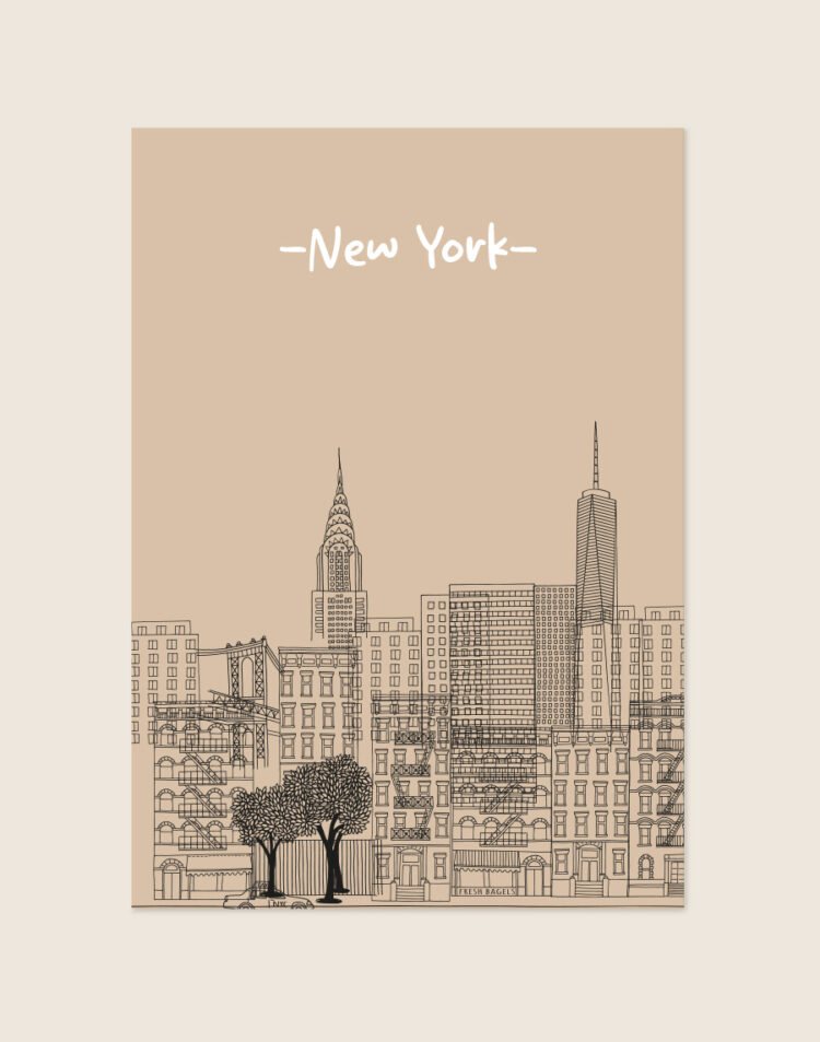 Een poster met een effen zandkleurige achtergrond. Op de onderste helft staat een gedetailleerde zwarte lijntekening van de skyline van New York, met daarin onder andere het Chrysler Building, One World Trade Center, de Brooklyn Bridge en appartementen met brandtrappen. Bovenaan staat gecentreerd het woord '-New York-' geschreven in een wit, speels lettertype.