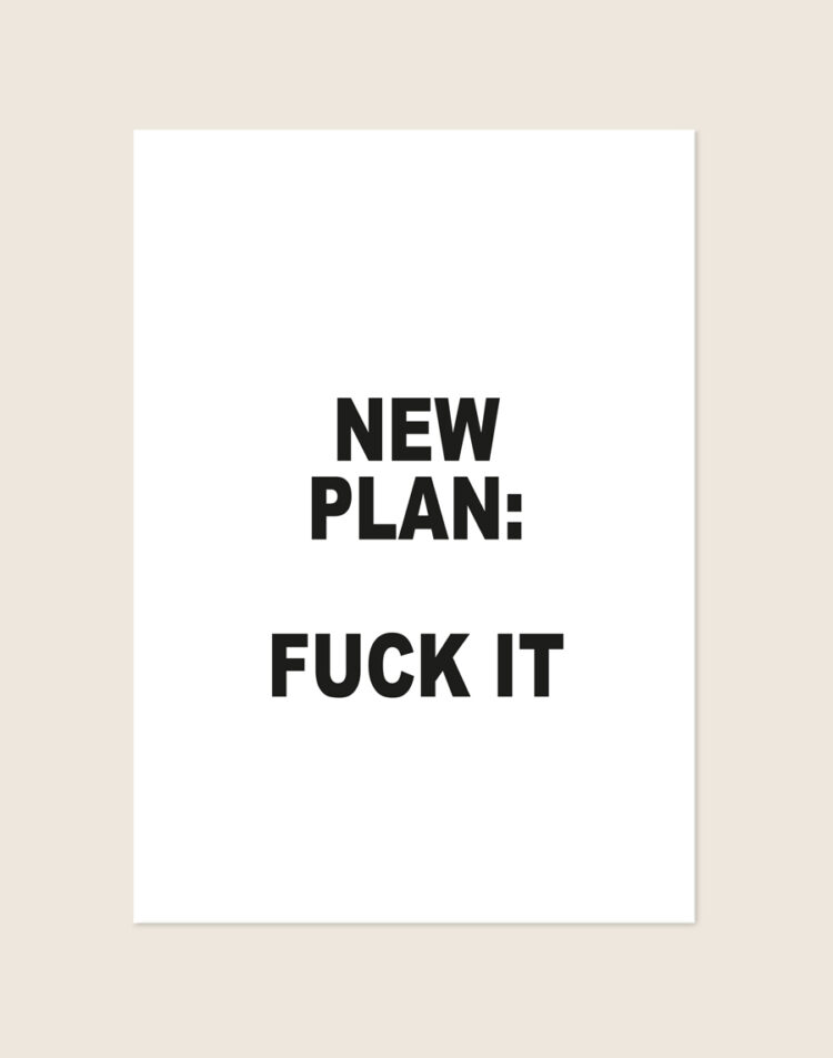 Minimalistische zwart-witte Poster New plan met vette schwarze schreefloze letters en de tekst NEW PLAN: FUCK IT, sfeervol opgehangen in een ruimte.