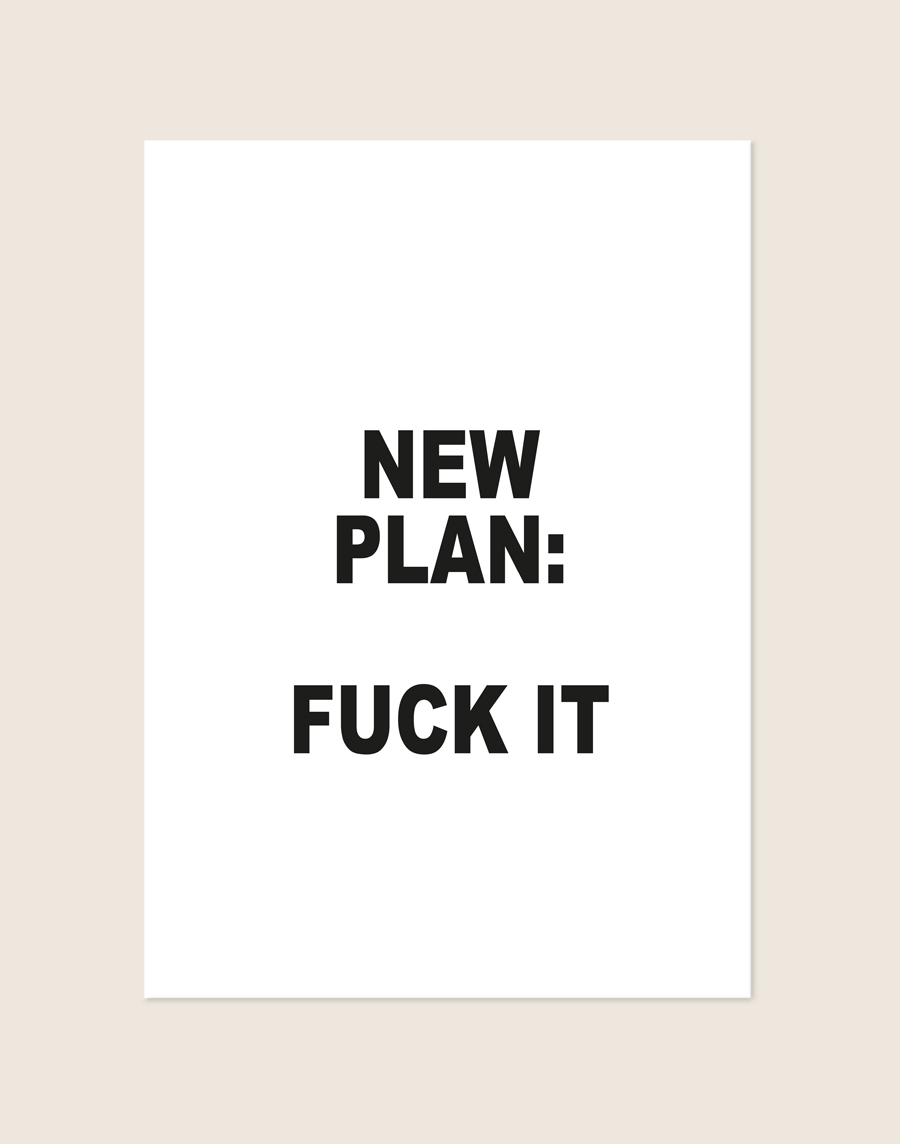 Minimalistische zwart-witte Poster New plan met vette schwarze schreefloze letters en de tekst NEW PLAN: FUCK IT, sfeervol opgehangen in een ruimte.