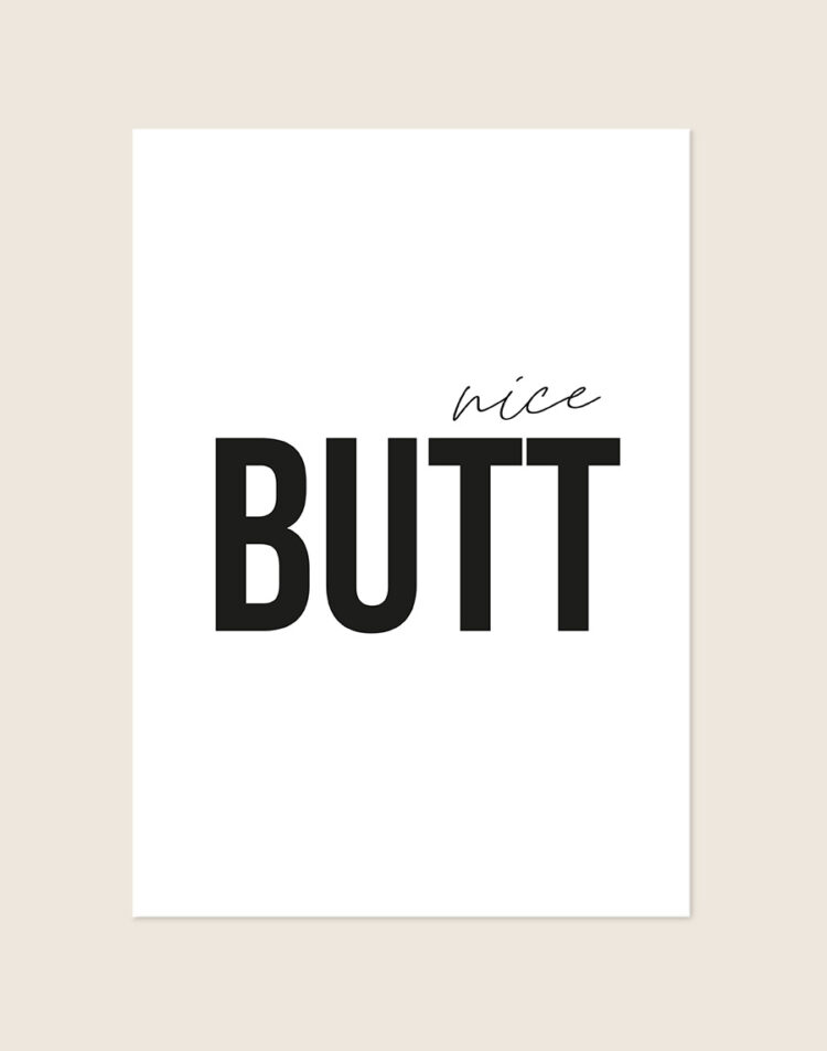 Humoristische WC Poster Nice butt met de Engelse tekst "nice" in sierlijk script en "BUTT" in schwarze blokletters op een helderwitte achtergrond, sfeervol opgehangen in een ruimte.