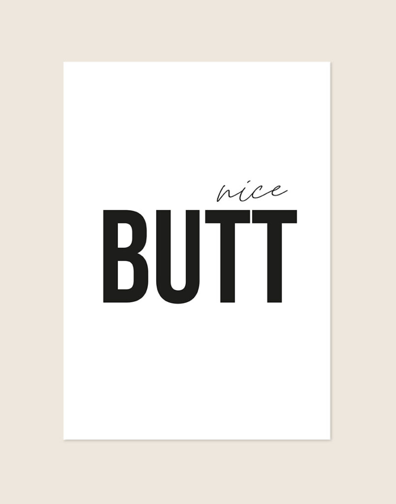 Humoristische WC Poster Nice butt met de Engelse tekst "nice" in sierlijk script en "BUTT" in schwarze blokletters op een helderwitte achtergrond, sfeervol opgehangen in een ruimte.