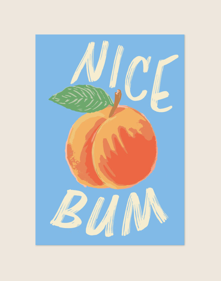 Vrolijke lichtblauwe poster met een perzik illustratie en de handgeschreven tekst Nice Bum, sfeervol opgehangen aan een neutrale muur in een moderne toiletruimte.