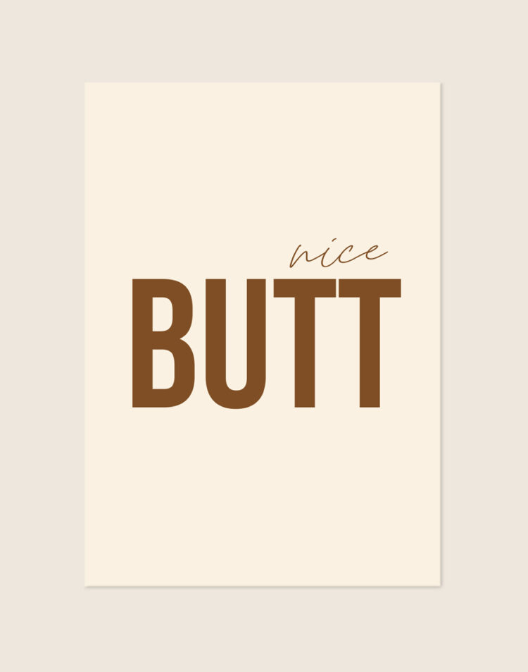 Stijlvolle beige typografische poster met bruine tekst nice BUTT, sfeervol opgehangen aan een neutrale muur in een moderne toiletruimte.