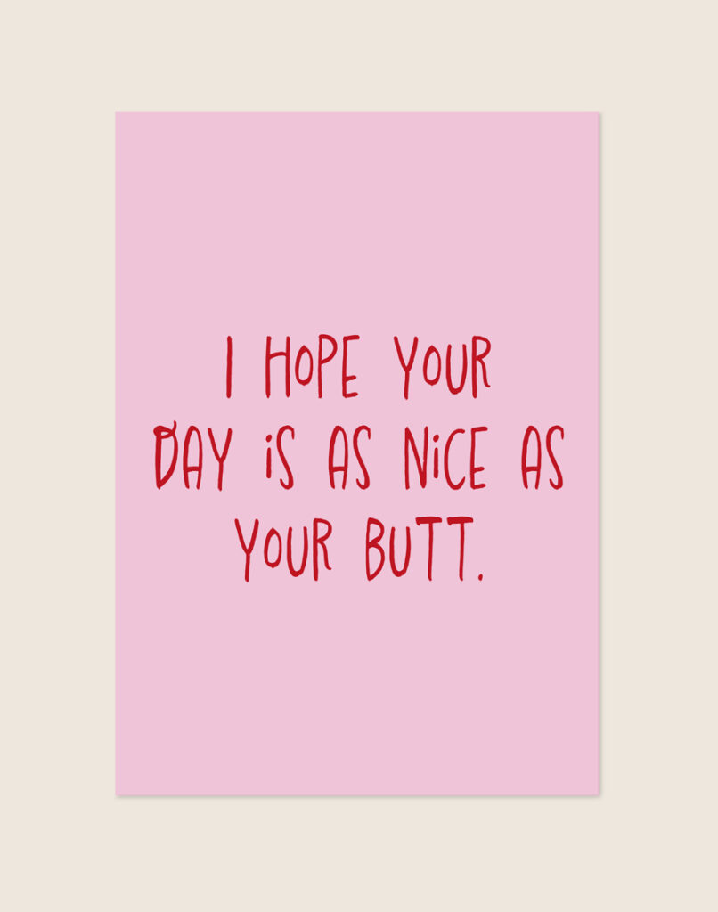 Sfeervolle zachtroze Poster Nice day met rode speelse letters en de tekst I hope your day is as nice as your butt, sfeervol opgehangen in een toiletruimte.