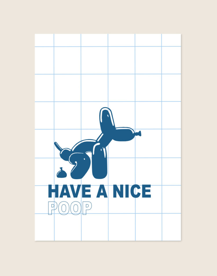 Grappige blauw-witte poster met een blauwe ballonhond illustratie en de tekst Have A Nice Poop op een geruit patroon, sfeervol opgehangen in een moderne toiletruimte.