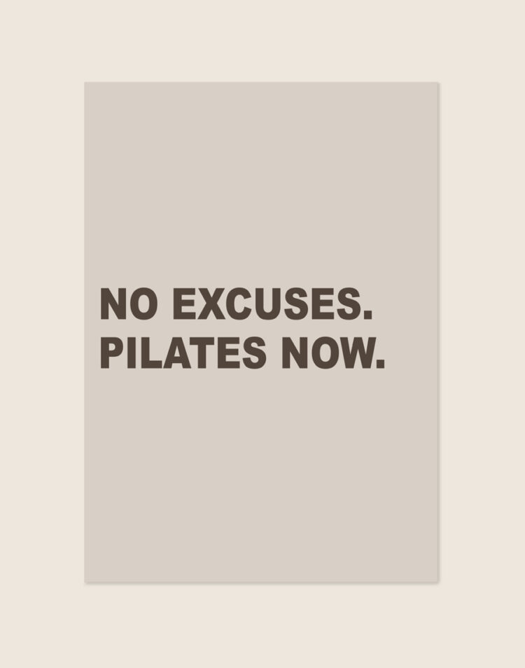 Een minimalistische, warme beige poster met de motiverende, vetgedrukte donkerbruine tekst "NO EXCUSES. PILATES NOW." centraal uitgelijnd.