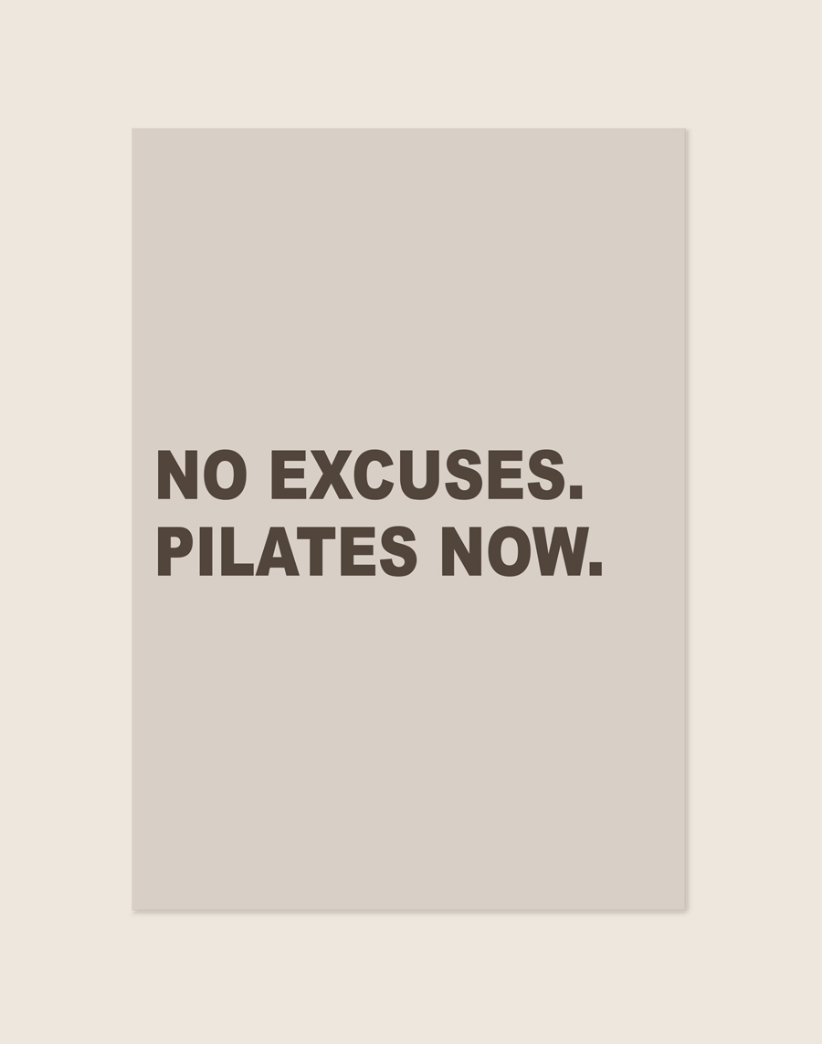 Een minimalistische, warme beige poster met de motiverende, vetgedrukte donkerbruine tekst "NO EXCUSES. PILATES NOW." centraal uitgelijnd.