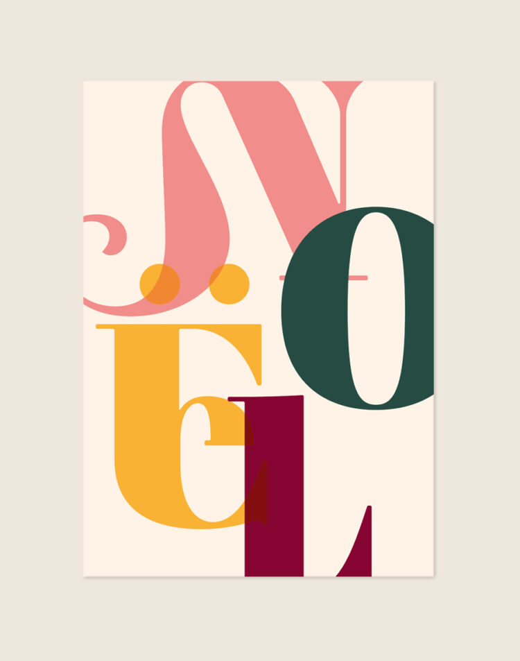 Lichte kerstposter met het woord NOËL in grote, overlappende schreefletters in de kleuren roze, donkergroen, okergeel en bordeauxrood.