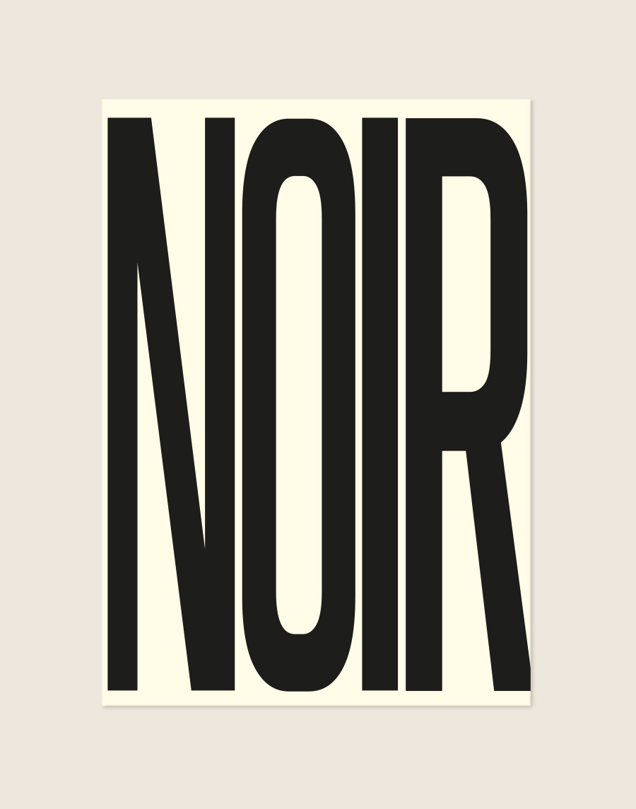 Een typografische poster met een gebroken witte achtergrond en het woord 'NOIR' in grote, smalle zwarte letters die verticaal het beeld vullen.