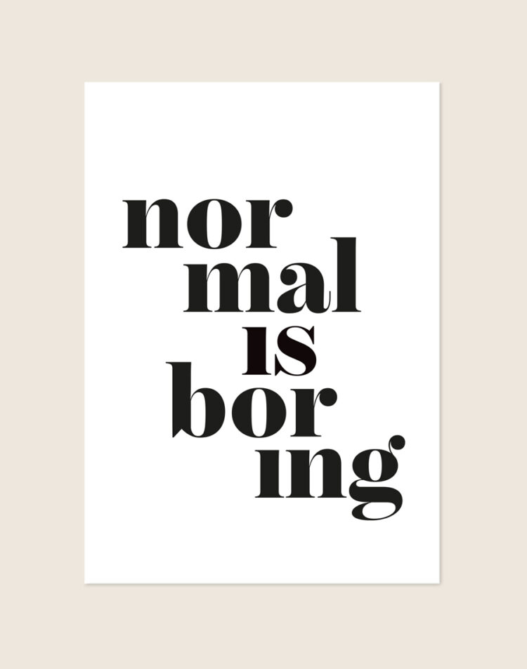 Minimalistische witte poster met een speels opgesplitste zwarte tekst 'normal is boring' in een dik schreeflettertype.