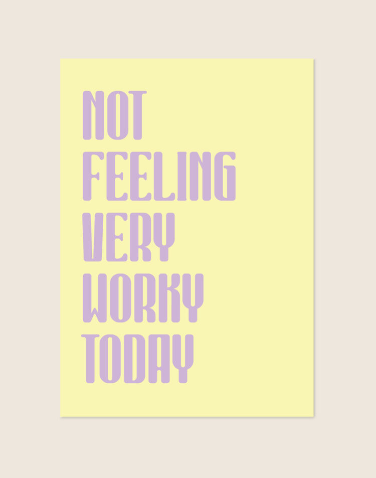 Pastelgele Poster Not feeling met lila letters en de tekst Not feeling very worky today, sfeervol opgehangen in een thuiskantoor.