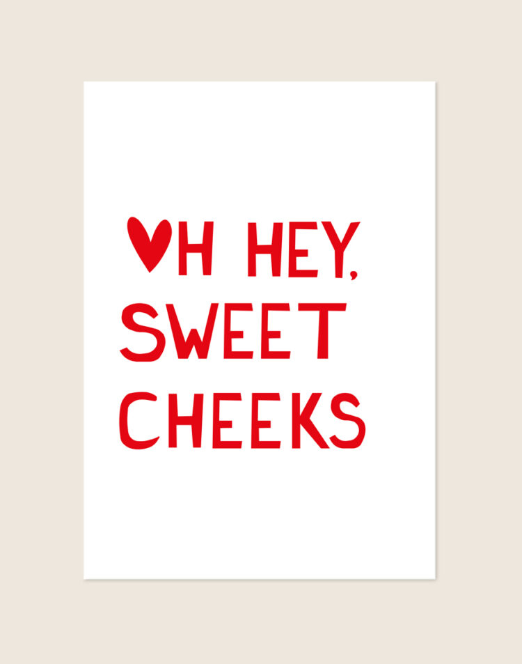 Stijlvolle witte typografische poster met de tekst Oh Hey, sfeervol opgehangen aan een neutrale muur in een lichte en moderne hal.
