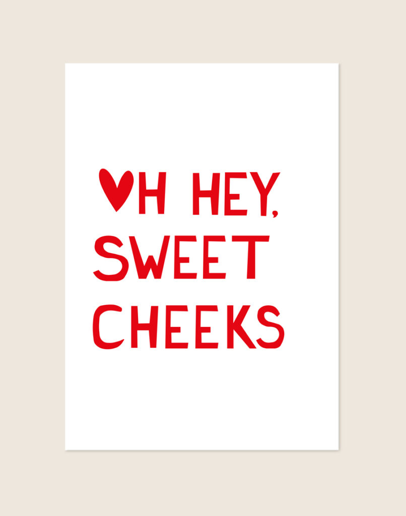 Stijlvolle witte typografische poster met de tekst Oh Hey, sfeervol opgehangen aan een neutrale muur in een lichte en moderne hal.