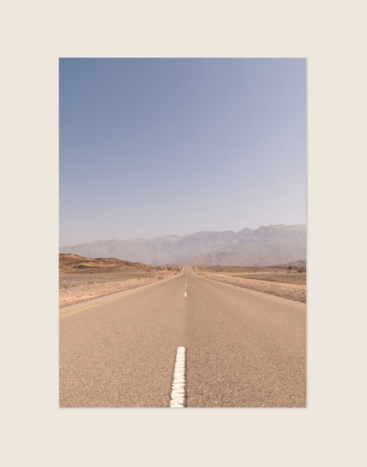 Sfeervolle poster van een prachtig en warm landschap in Oman, stijlvol opgehangen in een bohemien interieur.