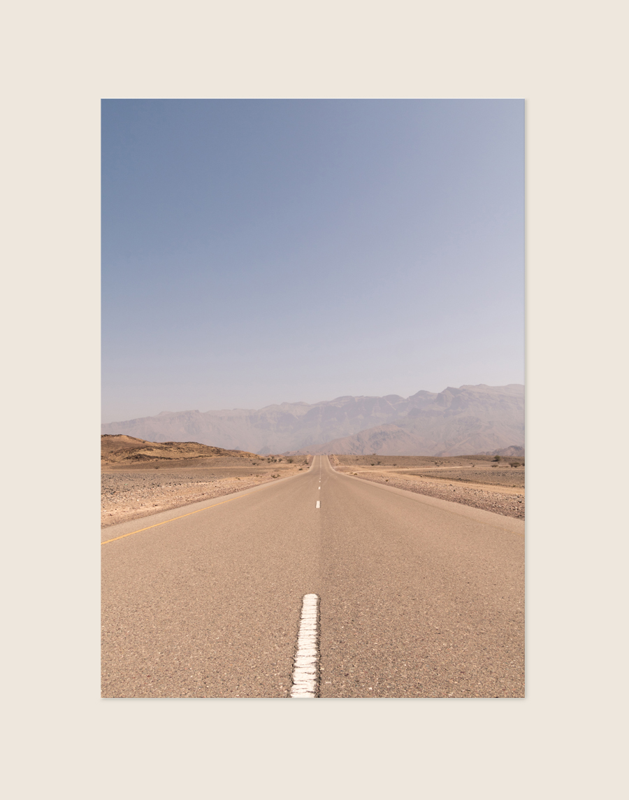 Sfeervolle poster van een prachtig en warm landschap in Oman, stijlvol opgehangen in een bohemien interieur.