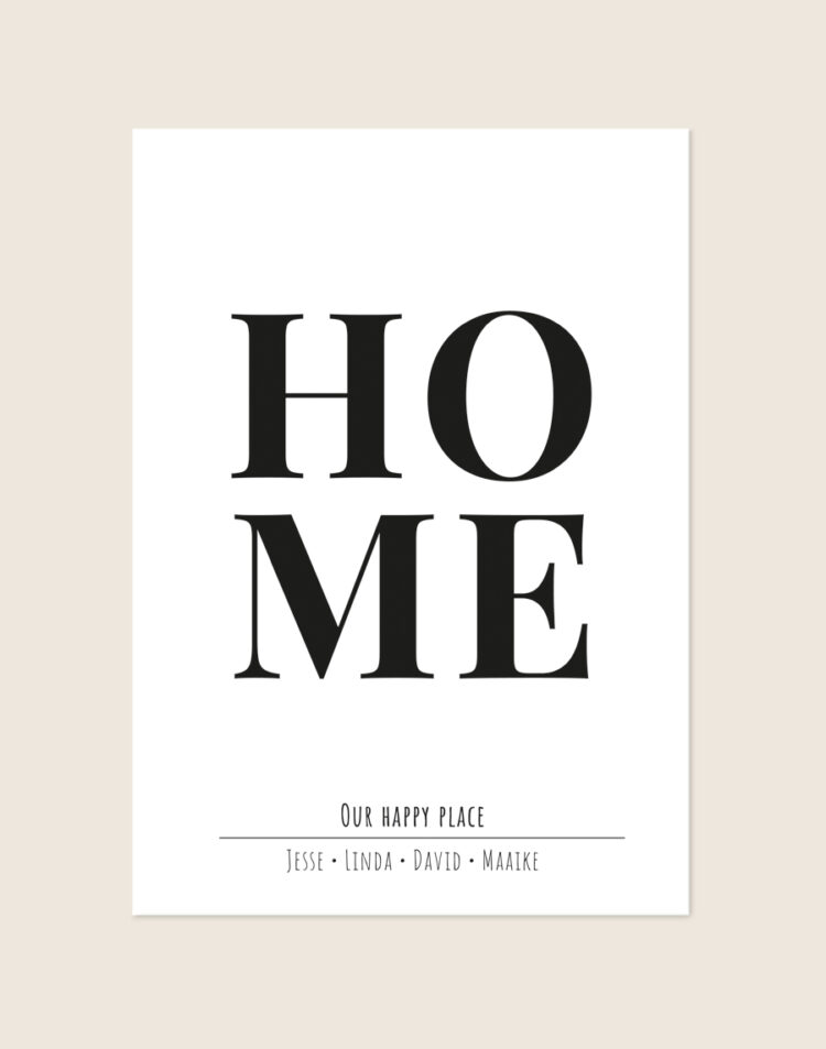 Een minimalistische zwart-wit poster. Centraal staat in grote, klassieke letters het woord 'HOME', verdeeld over twee regels. Onderaan staat 'OUR HAPPY PLACE', een dunne zwarte lijn en de namen 'JESSE • LINDA • DAVID • MAAIKE'.