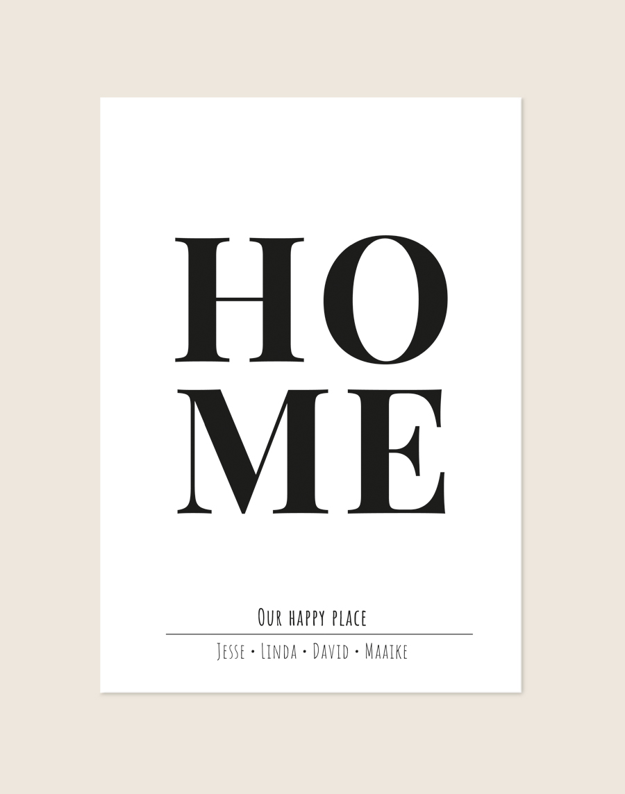 Een minimalistische zwart-wit poster. Centraal staat in grote, klassieke letters het woord 'HOME', verdeeld over twee regels. Onderaan staat 'OUR HAPPY PLACE', een dunne zwarte lijn en de namen 'JESSE • LINDA • DAVID • MAAIKE'.