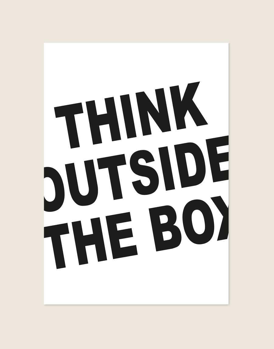 Minimalistische zwart-witte Poster Outside the box met vette schuingeplaatste letters die buiten de randen vallen met de tekst THINK OUTSIDE THE BOX, sfeervol opgehangen in een werkkamer.