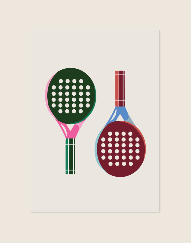 Een grafische en minimalistische poster van twee padelrackets, een donkergroene en een bordeauxrode, met geperforeerde patronen, roze en blauwe hartstukken, tegen een crèmekleurige achtergrond.
