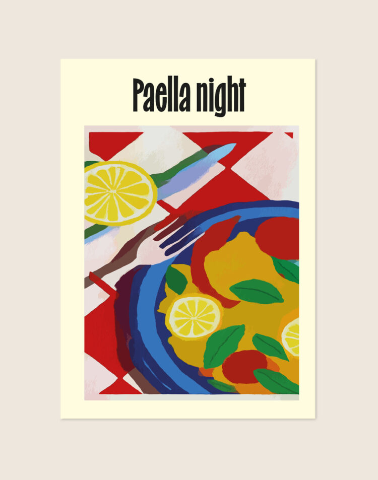 Stijlvolle typografische poster geïnspireerd op Paella Night, sfeervol opgehangen aan de muur in een moderne eethoek.