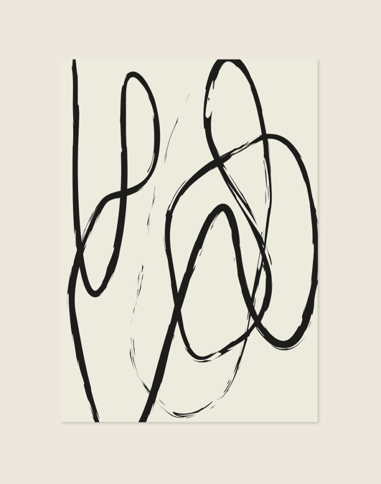 Abstracte lijnkunst poster met dynamische, zwarte geverfde kwaststreken en lussen tegen een zachte gebroken witte achtergrond.