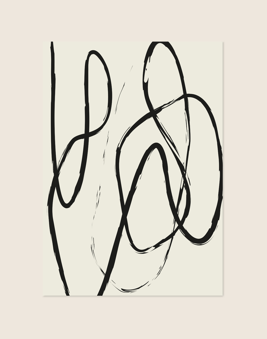Abstracte lijnkunst poster met dynamische, zwarte geverfde kwaststreken en lussen tegen een zachte gebroken witte achtergrond.