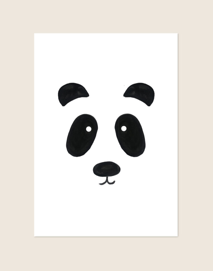 Minimalistische zwart-witte Poster Panda met een handgetekend pandagezichtje op een helderwitte achtergrond, sfeervol opgehangen in een ruimte.