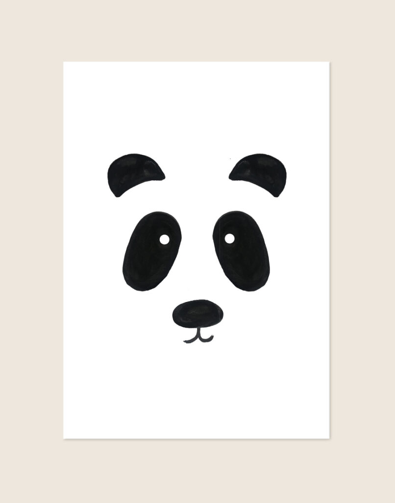 Minimalistische zwart-witte Poster Panda met een handgetekend pandagezichtje op een helderwitte achtergrond, sfeervol opgehangen in een ruimte.