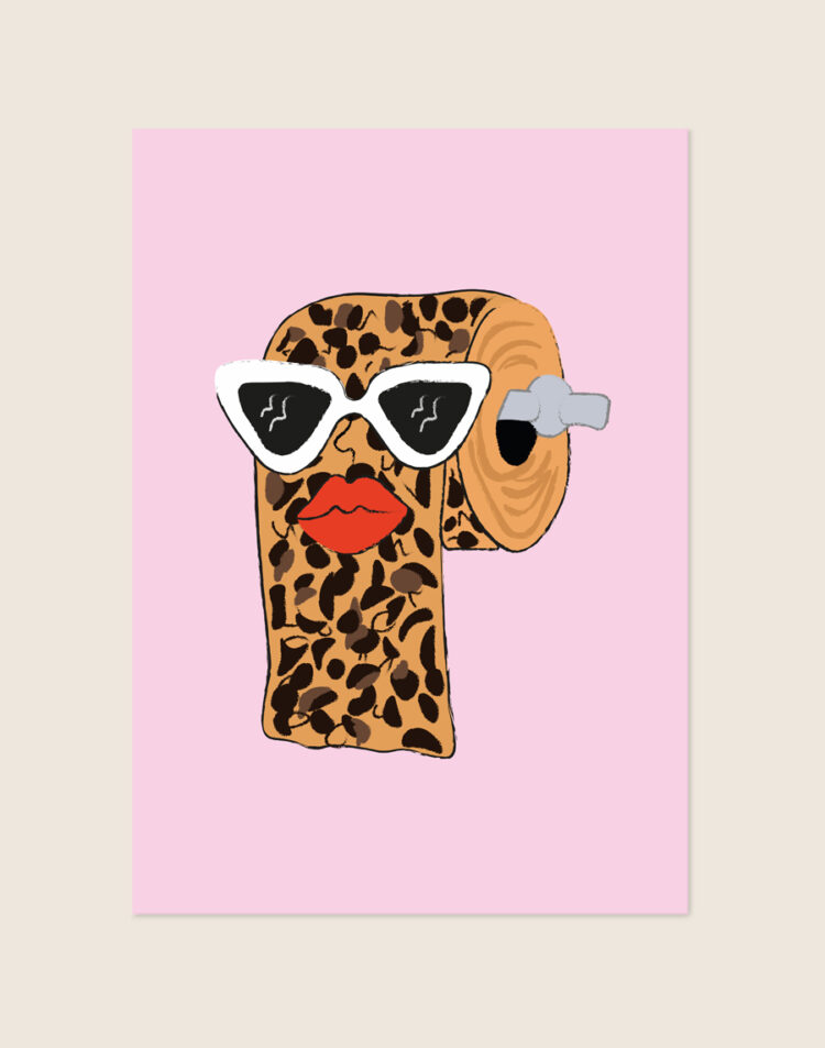 Lichtroze poster met een stijlvolle geïllustreerde wc-rol in panterprint met witte zonnebril en rode lippen, sfeervol opgehangen aan een neutrale muur in een moderne toiletruimte.