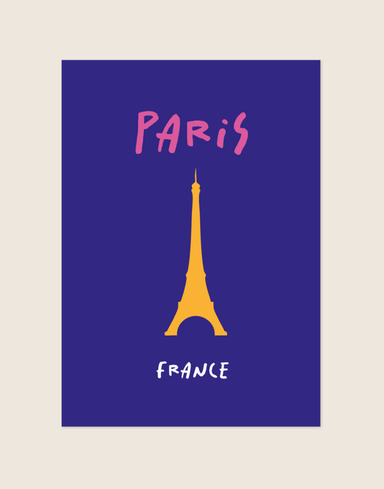 Grafische poster met een gele silhouet van de Eiffeltoren op een diepblauwe achtergrond, voorzien van de handgeschreven tekst Paris in het roze en France in het wit.