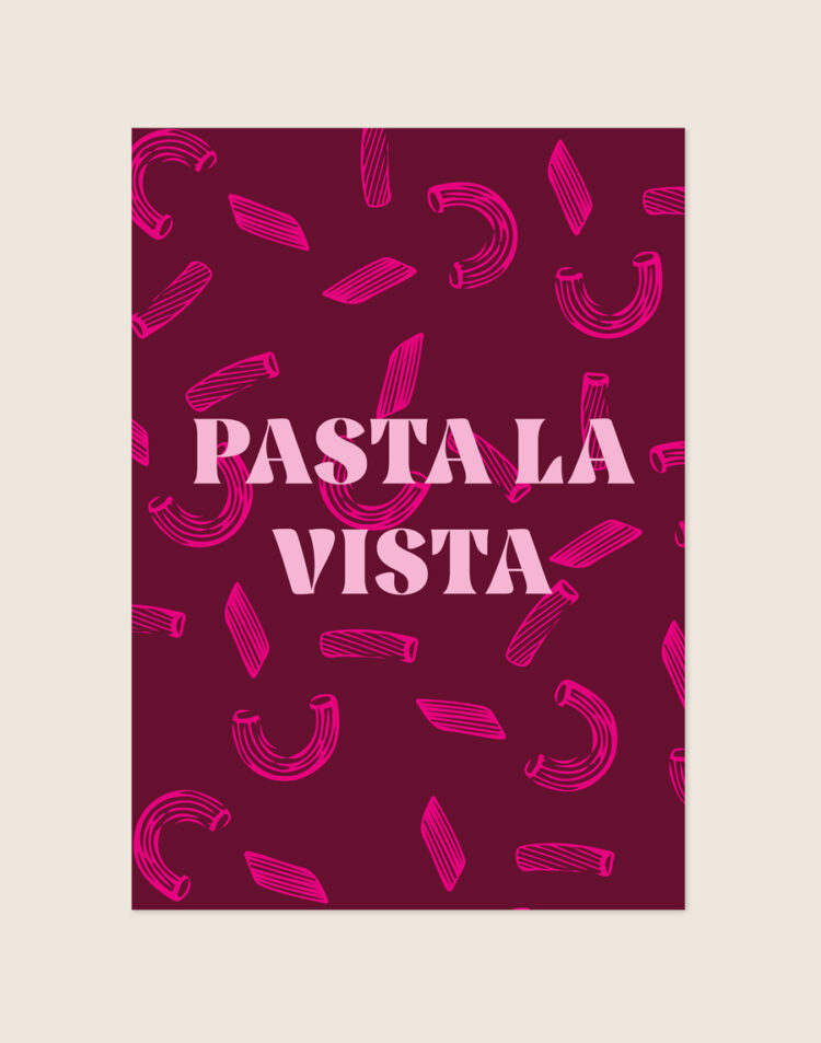 Stijlvolle typografische poster met de grappige Italiaanse tekst Pasta La Vista, sfeervol opgehangen aan de muur in een moderne eethoek.