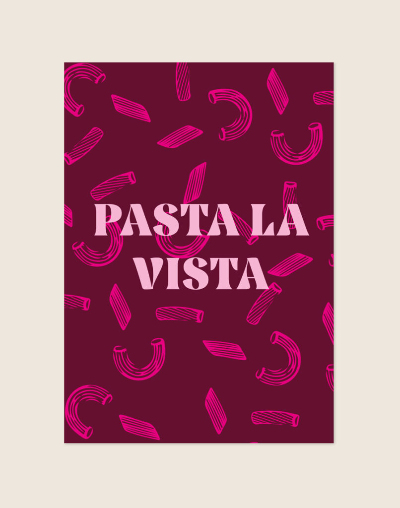 Stijlvolle typografische poster met de grappige Italiaanse tekst Pasta La Vista, sfeervol opgehangen aan de muur in een moderne eethoek.