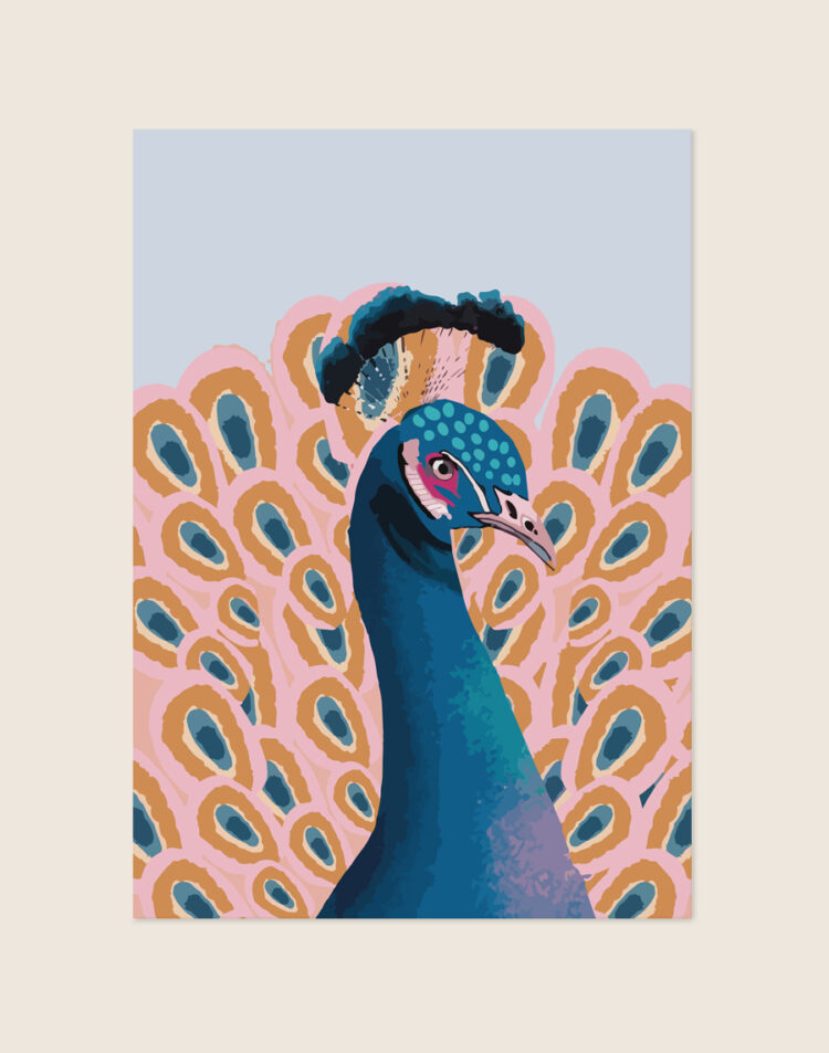 Een kleurrijke, grafische pop-art poster van een sierlijke pauw met een donkerblauwe hals en een uitgewaaierde verentooi vol patronen in roze, oranje en blauw, tegen een lichtblauwe achtergrond.