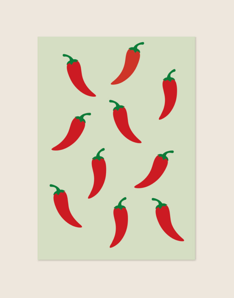 Een grafische poster met een patroon van felrode chilipepers verspreid over de afbeelding. De pepers hebben kleine groene steeltjes en wijzen in verschillende richtingen tegen een effen, zacht lichtgroene achtergrond.