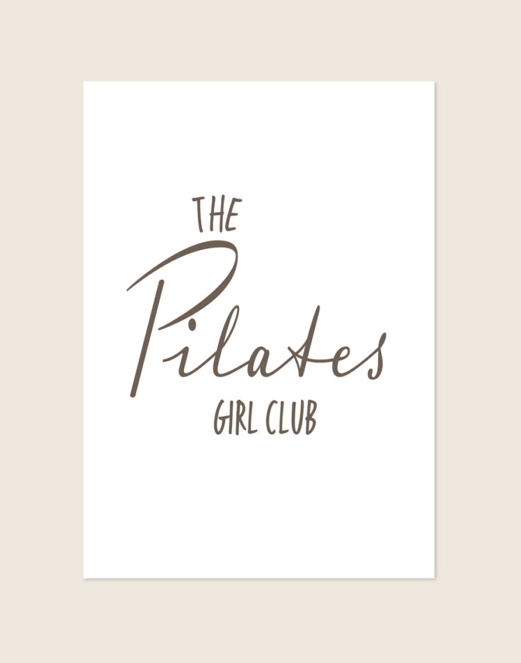 Een minimalistische, witte poster met de tekst "THE Pilates GIRL CLUB" in het bruin, waarbij het woord Pilates in een sierlijk, vloeiend script is geschreven en de overige tekst in een speels, dun lettertype staat.