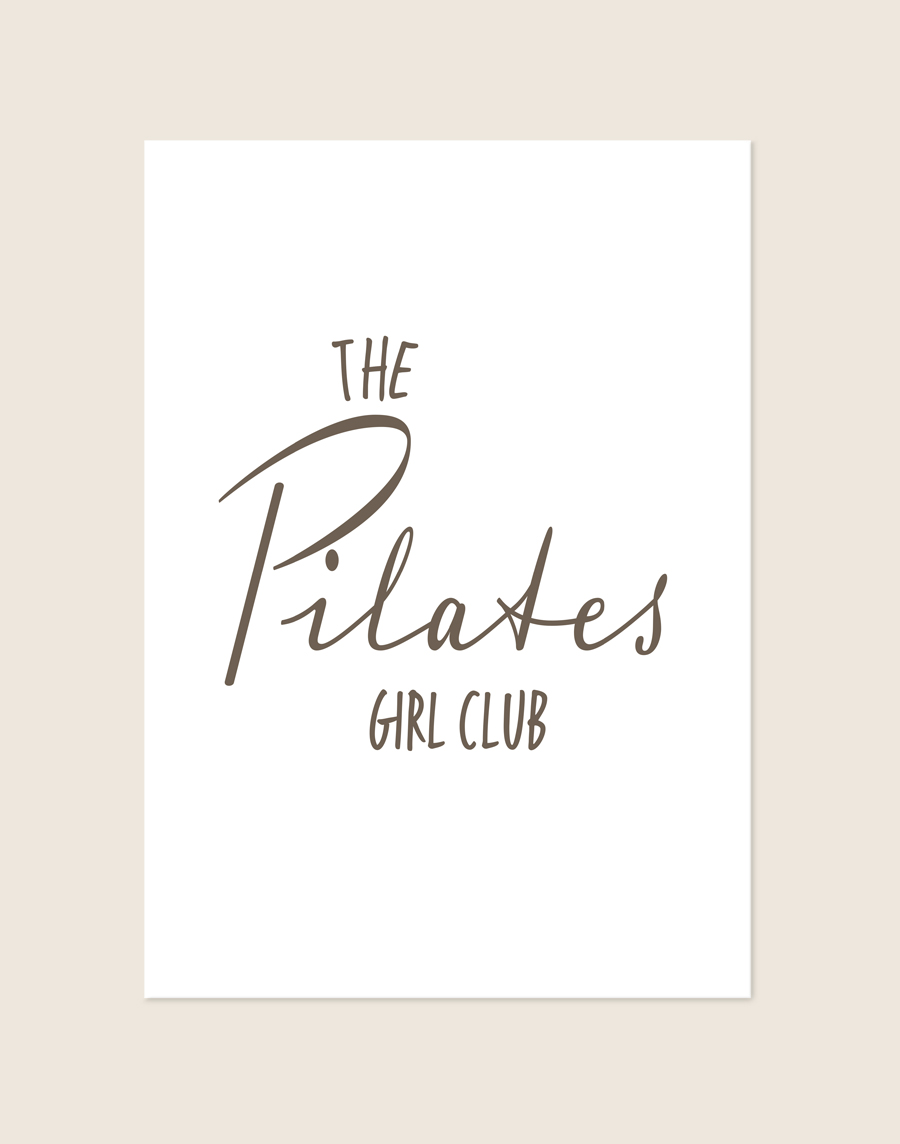 Een minimalistische, witte poster met de tekst "THE Pilates GIRL CLUB" in het bruin, waarbij het woord Pilates in een sierlijk, vloeiend script is geschreven en de overige tekst in een speels, dun lettertype staat.