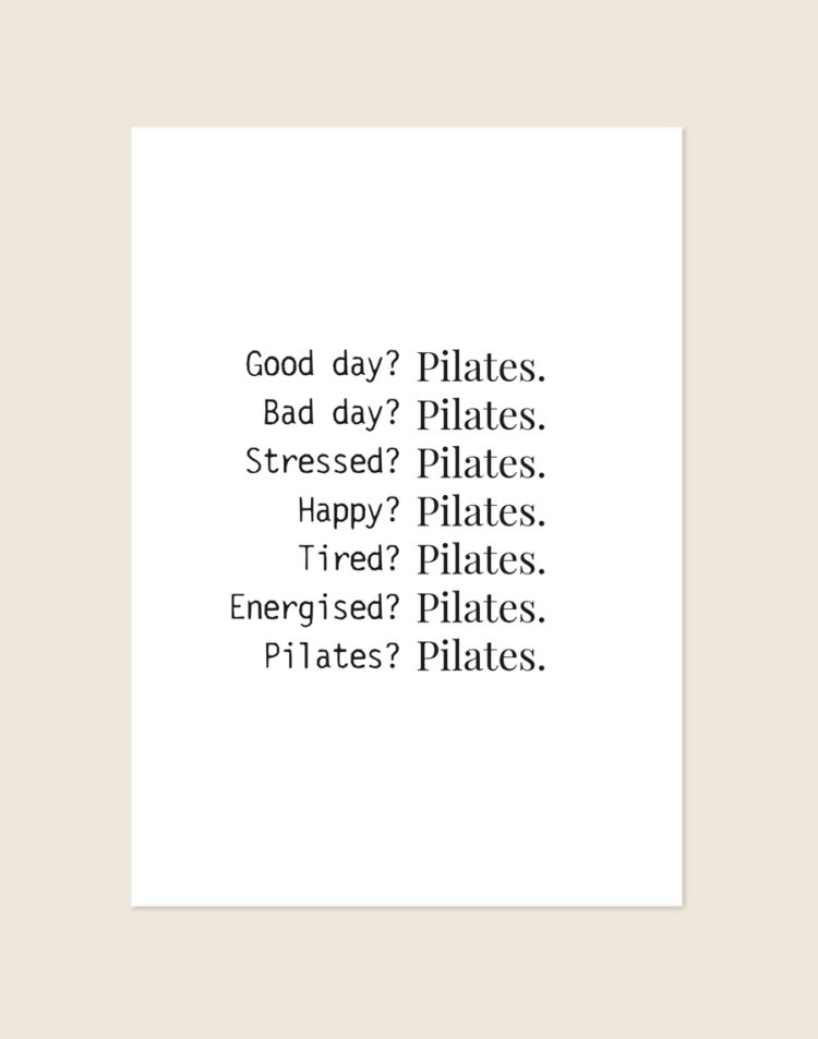 Witte poster met de herhalende zwarte quote 'Good day? Pilates. Bad day? Pilates.' in een strak lettertype, ideaal voor in een home gym of modern interieur.