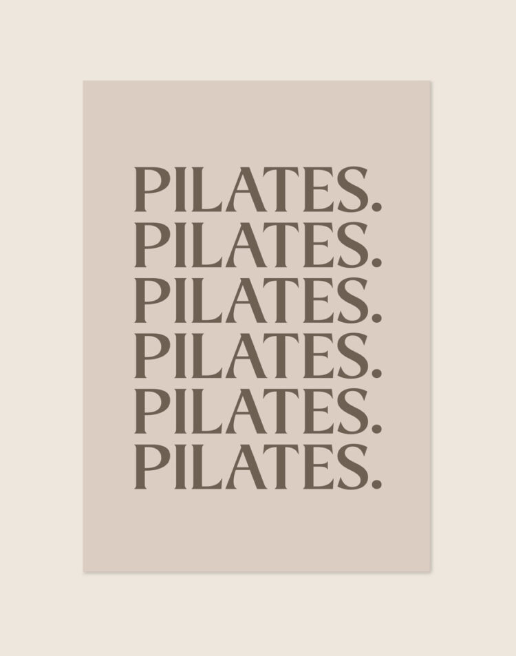 Een minimalistische, warme poster in beige- en taupetinten met repeterende elegante typografie, perfect voor een rustgevend interieur of chique home gym.