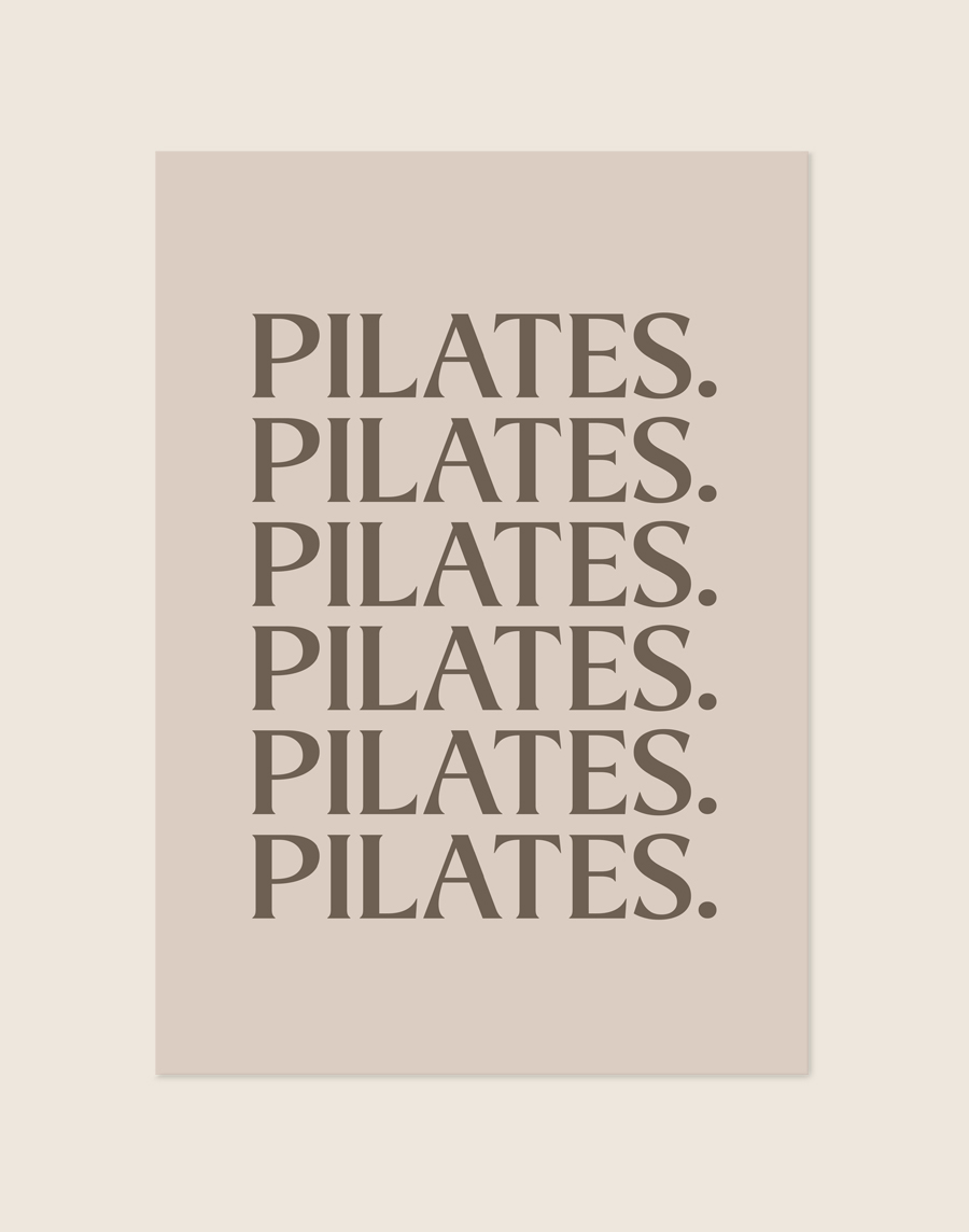 Een minimalistische, warme poster in beige- en taupetinten met repeterende elegante typografie, perfect voor een rustgevend interieur of chique home gym.