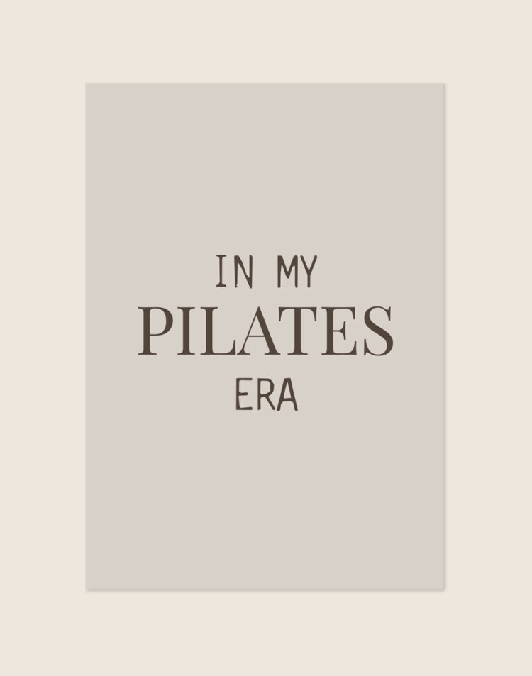 Een minimalistische, beige poster met de quote "IN MY PILATES ERA" in het midden, vormgegeven in een mix van klassieke en speelse donkerbruine letters.