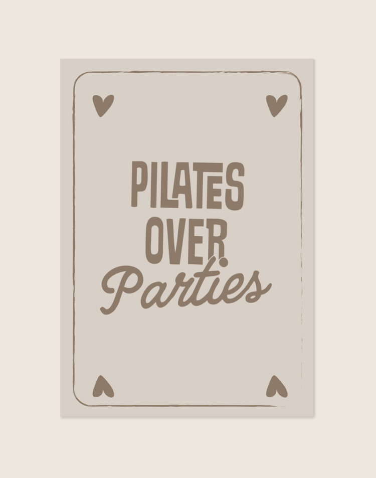 Een minimalistische beige poster ontworpen als een vintage speelkaart met hartjes in de hoeken en de tekst "PILATES OVER Parties" in bruine retro en script letters.