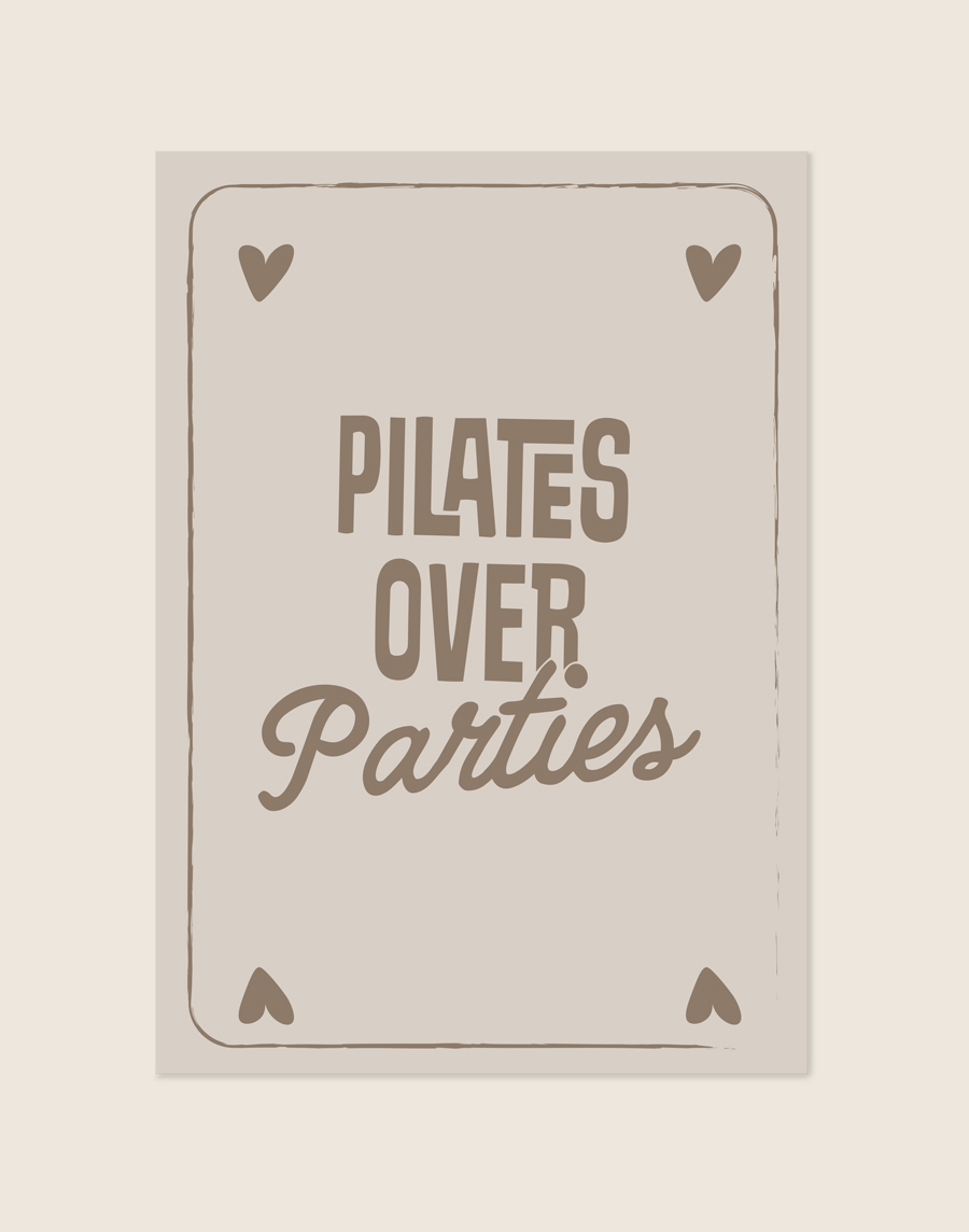 Een minimalistische beige poster ontworpen als een vintage speelkaart met hartjes in de hoeken en de tekst "PILATES OVER Parties" in bruine retro en script letters.