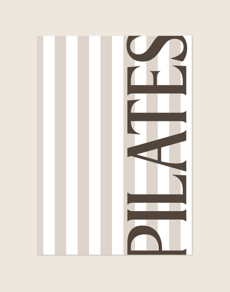 Een elegante, minimalistische poster met verticale strepen in wit en lichtbeige, waarop aan de rechterzijde het woord "PILATES" verticaal van onder naar boven is geschreven in een groot, donkerbruin klassiek lettertype.