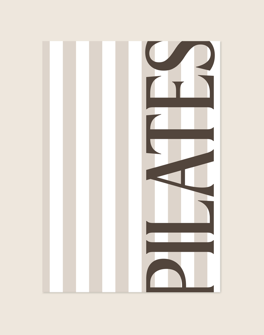 Een elegante, minimalistische poster met verticale strepen in wit en lichtbeige, waarop aan de rechterzijde het woord "PILATES" verticaal van onder naar boven is geschreven in een groot, donkerbruin klassiek lettertype.