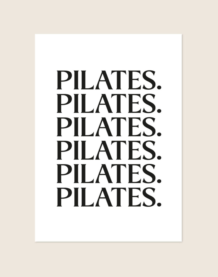 Een minimalistische, cleane witte poster met het woord "PILATES." zes keer onder elkaar herhaald in een strak, zwart en klassiek lettertype.