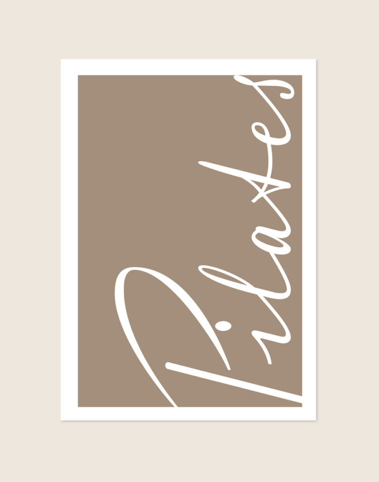 Een elegante en minimalistische poster met een brede witte rand rondom een warm taupekleurig vlak, waarin het woord "Pilates" in sierlijke, vloeiende witte letters verticaal is weergegeven.