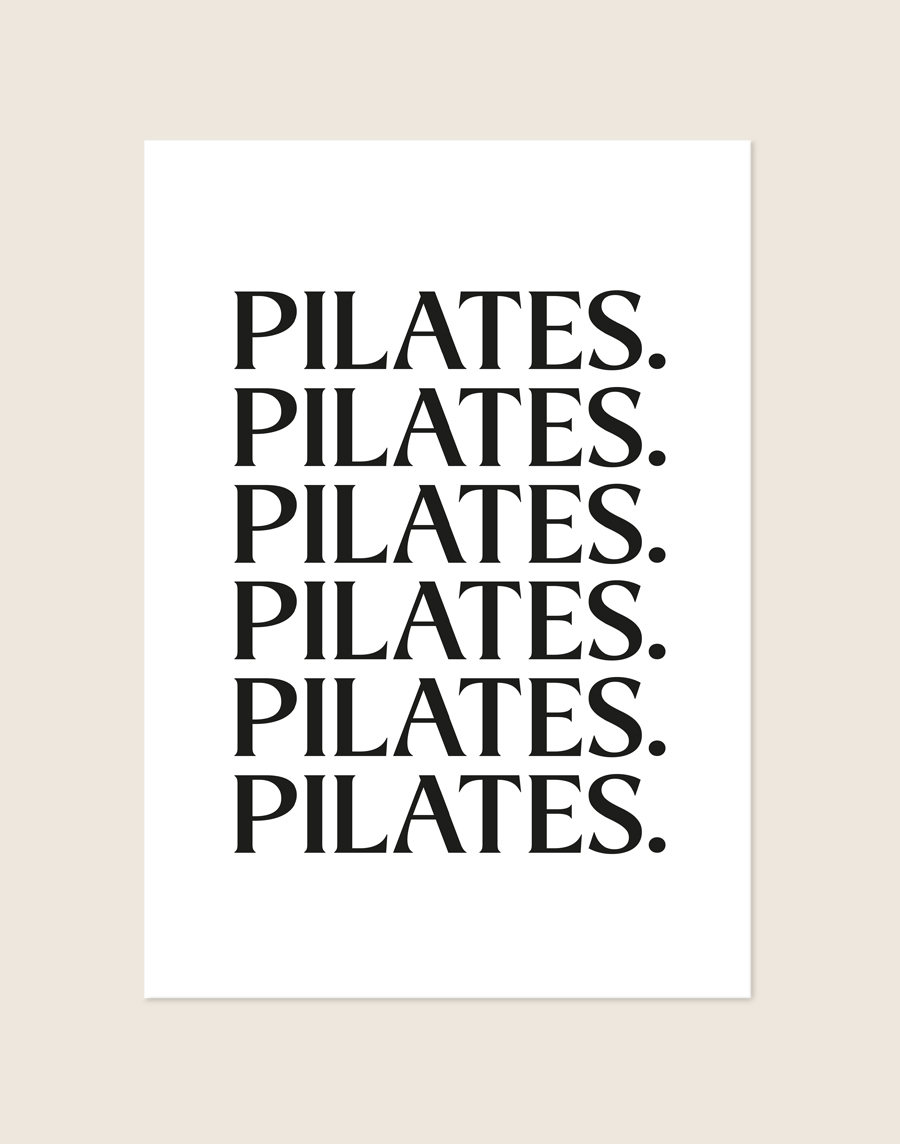 Een minimalistische, cleane witte poster met het woord "PILATES." zes keer onder elkaar herhaald in een strak, zwart en klassiek lettertype.